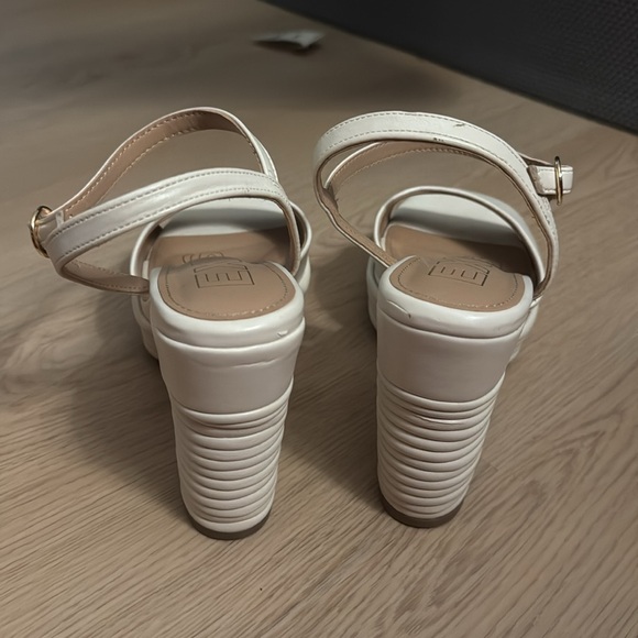 Express nude platforms - Picture 3 of 4